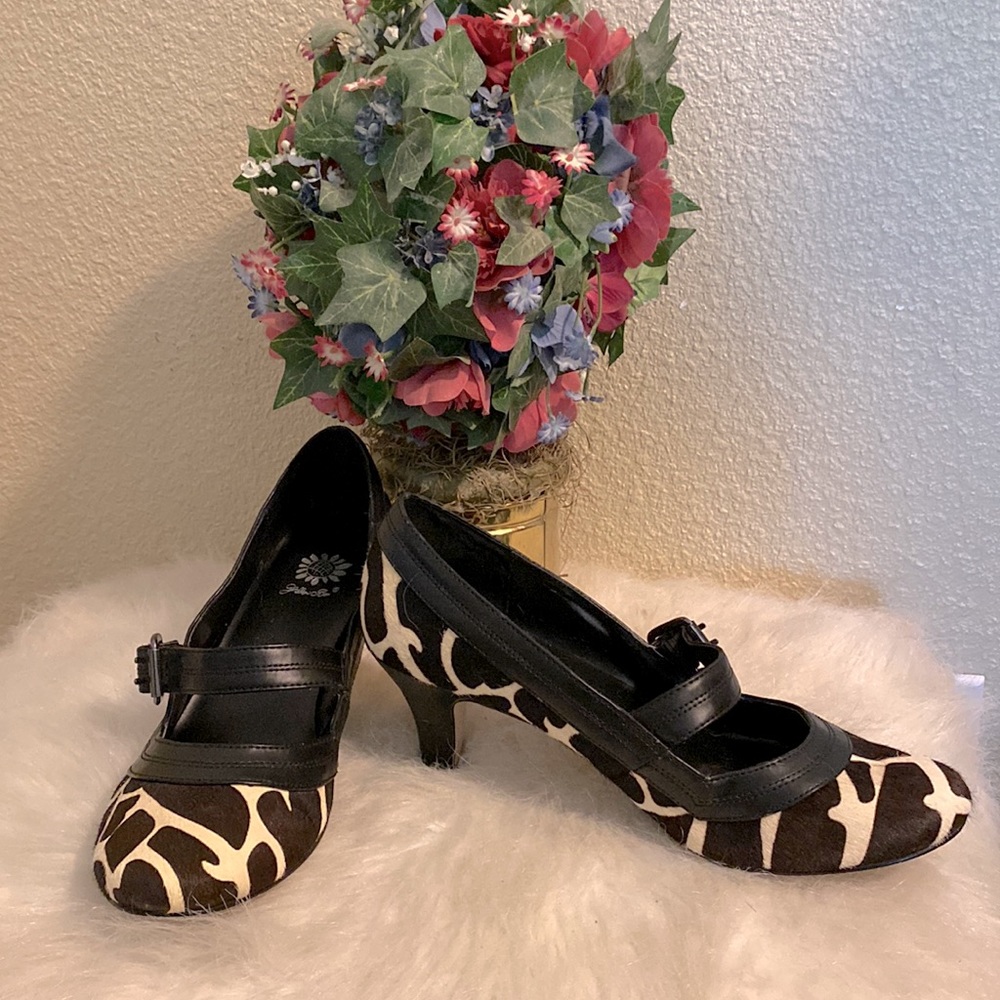 Achieve-A Yellow Box Giraffe Texted and Pattern Heels